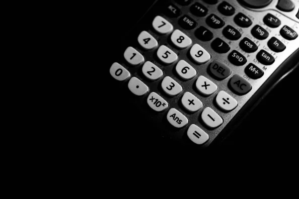 Calculadora científica en blanco y negro sobre fondo oscuro